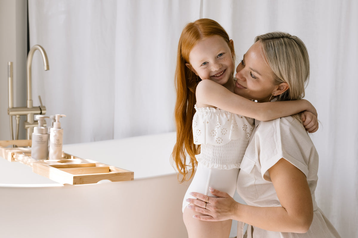 Māmiņa un meitiņa ar ONE:ZERO for Kids kopšanas līdzekļiem